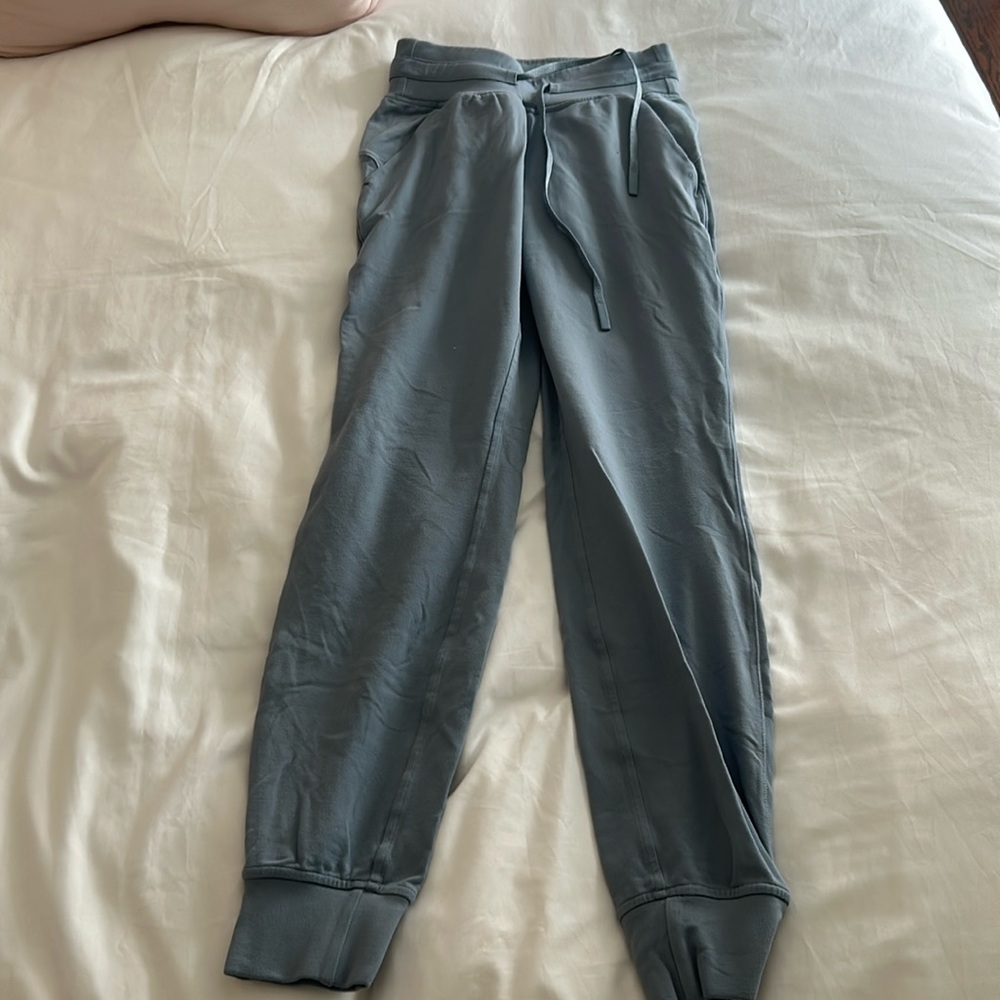 Lululemon License to Train High-Rise Pant size 0 color: belgian blue